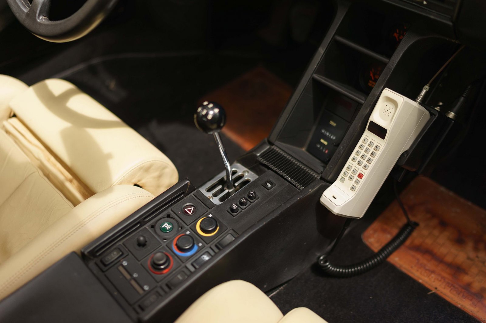 1986-ferrari-testarossa-miami-vice-hero-car-center-console.jpg