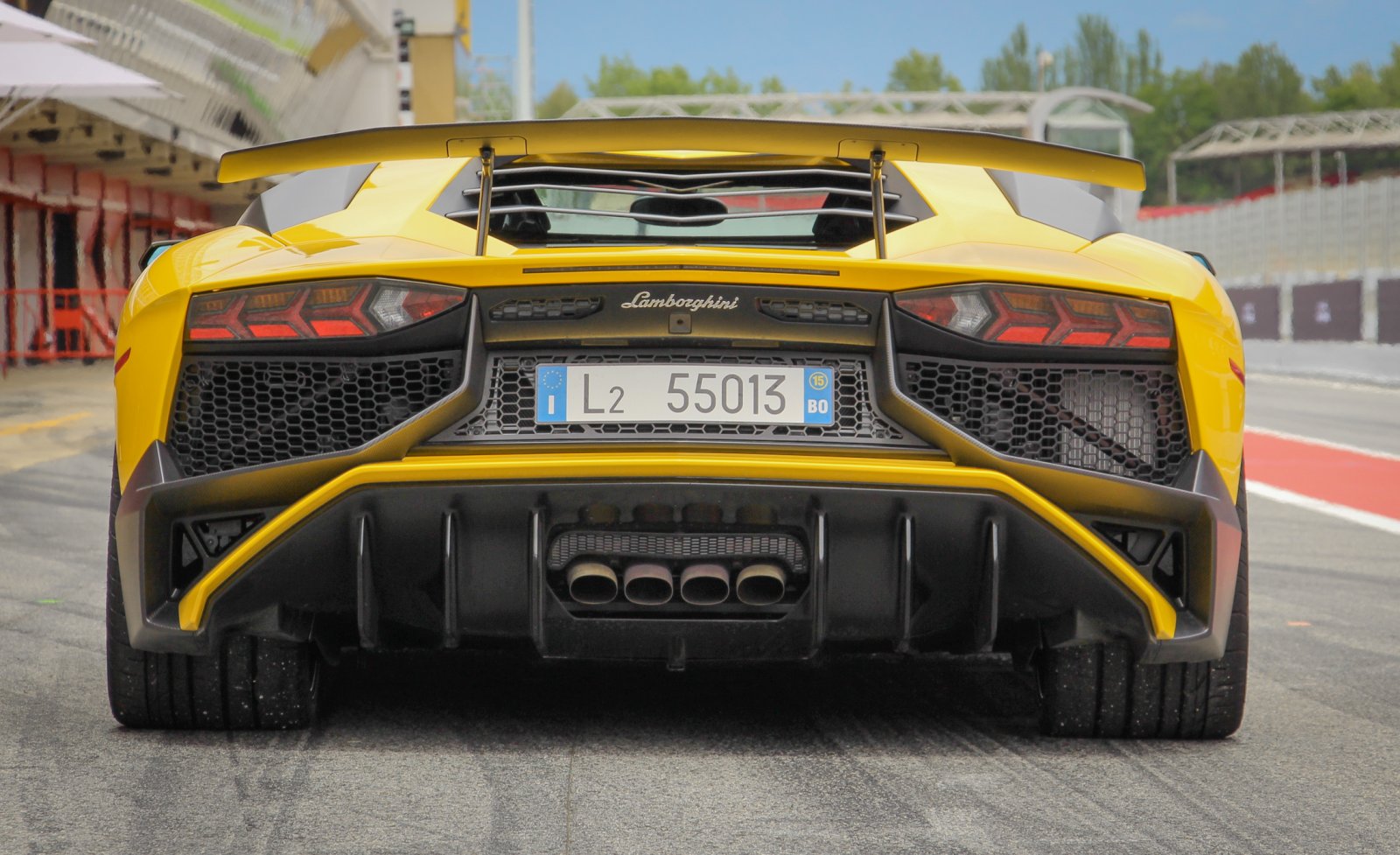 2016-Lamborghini-Aventador-Yellow-exterior-rear-close-up.jpg